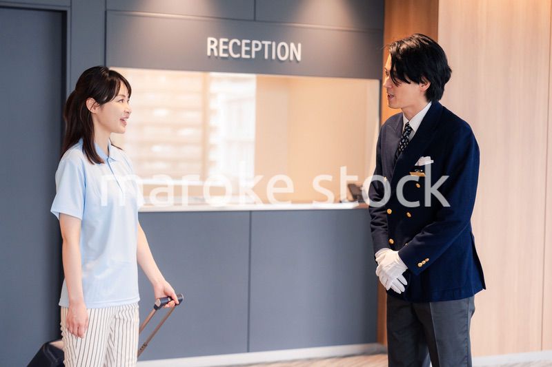 お客様の案内をするホテルマン