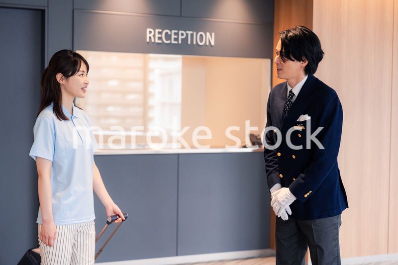 お客様の案内をするホテルマン