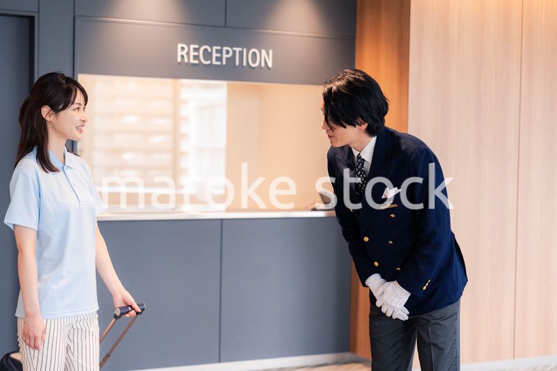 お客様の案内をするホテルマン