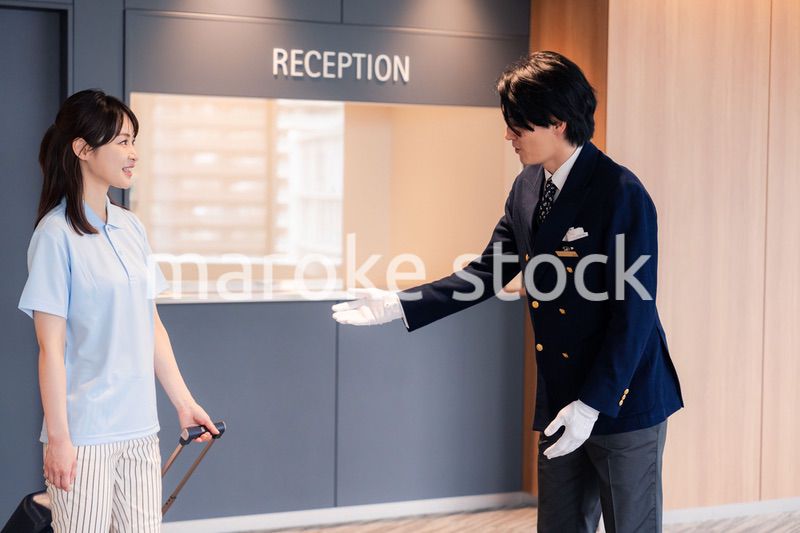 お客様の案内をするホテルマン