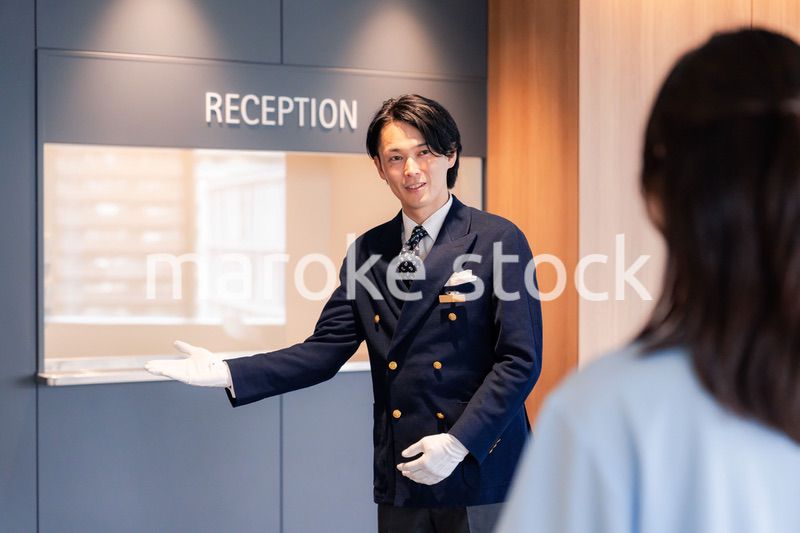 お客様の案内をするホテルマン