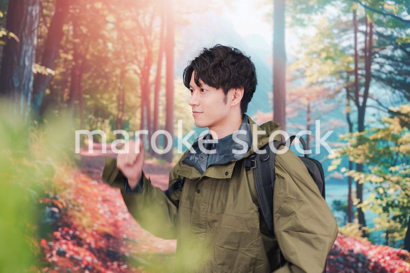 山登り・ハイキングをする若い男性