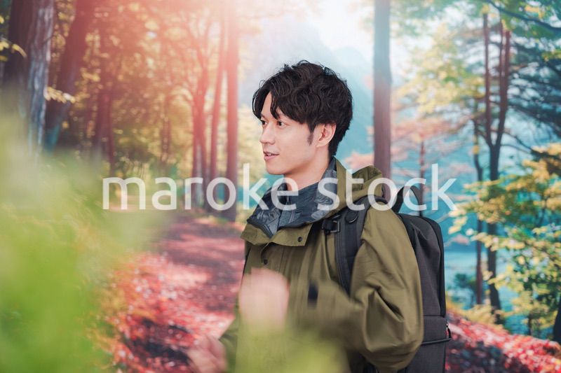 山登り・ハイキングをする若い男性