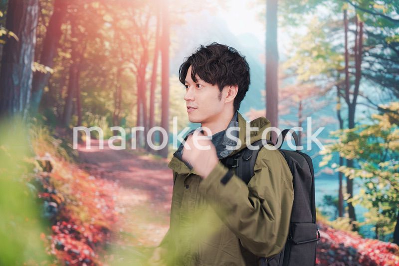 山登り・ハイキングをする若い男性