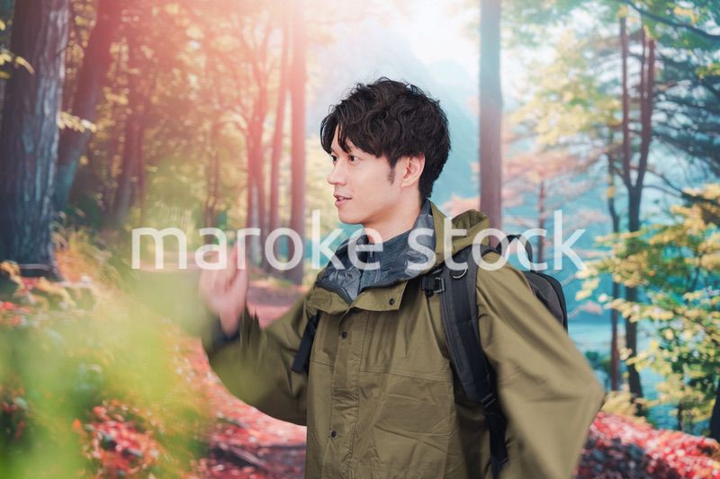 山登り・ハイキングをする若い男性