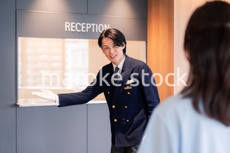 お客様の案内をするホテルマン