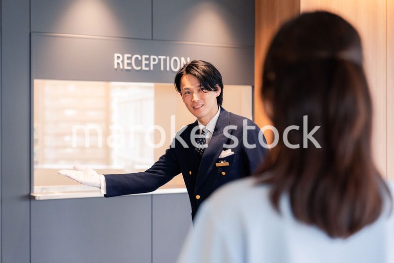 お客様の案内をするホテルマン