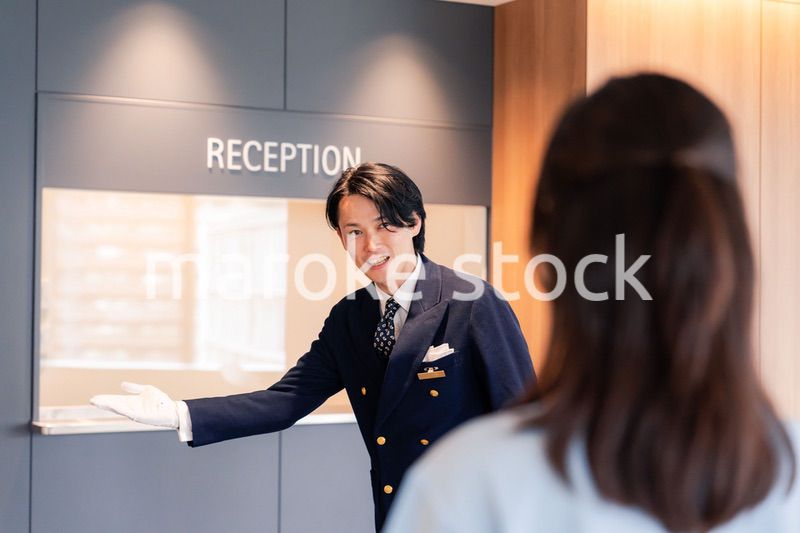 お客様の案内をするホテルマン