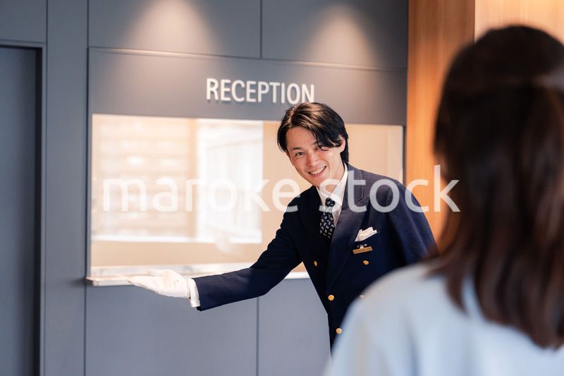 お客様の案内をするホテルマン