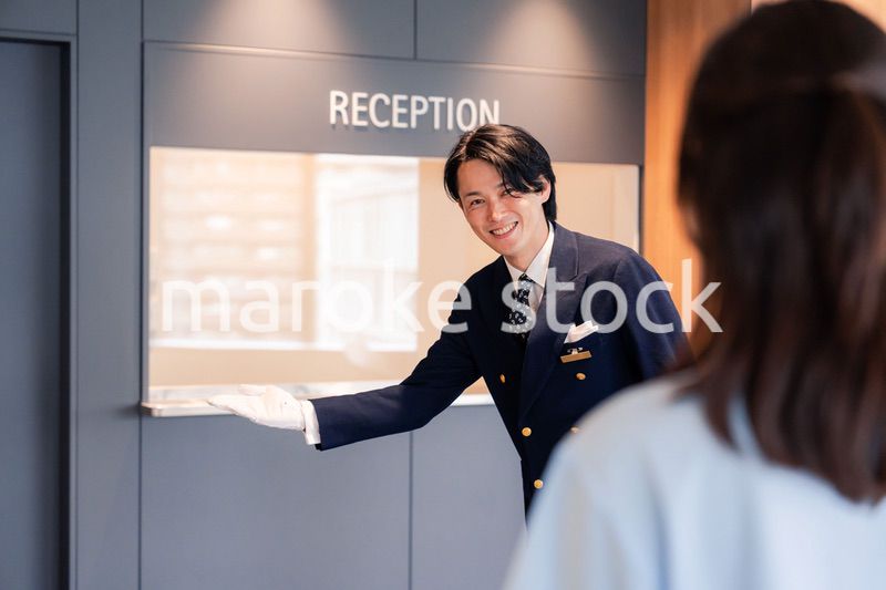 お客様の案内をするホテルマン