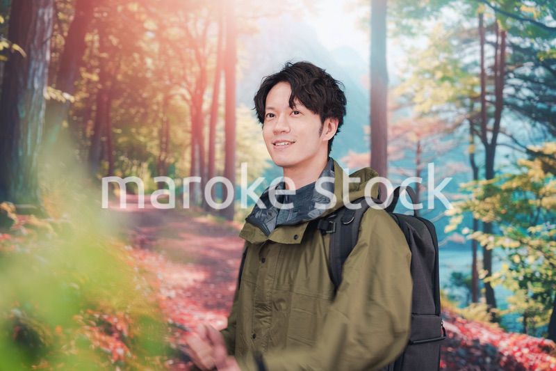 山登り・ハイキングをする若い男性