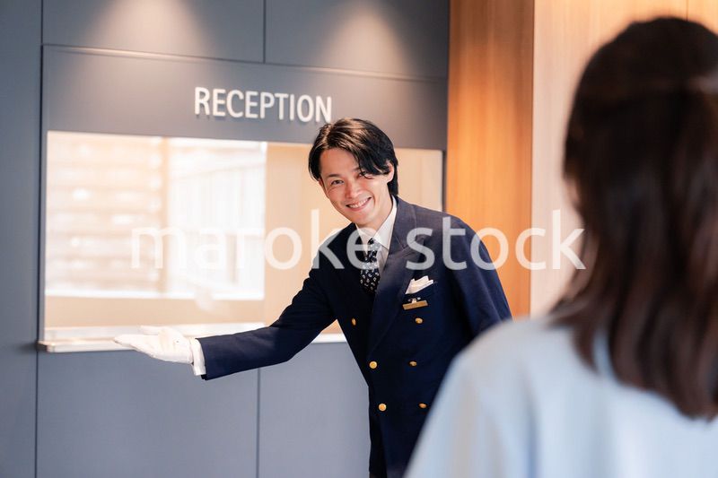 お客様の案内をするホテルマン
