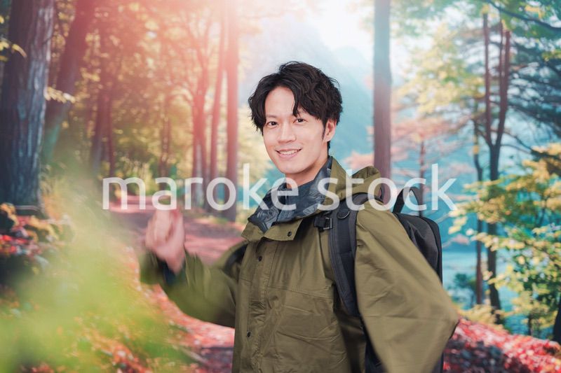 山登り・ハイキングをする若い男性