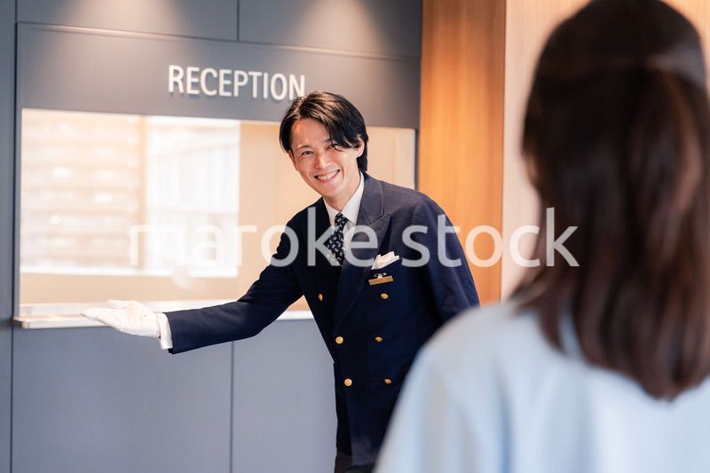 お客様の案内をするホテルマン