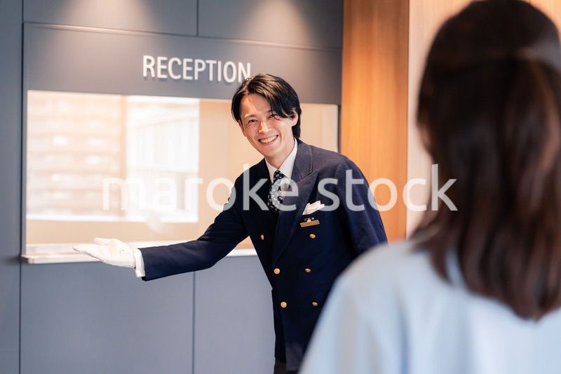 お客様の案内をするホテルマン