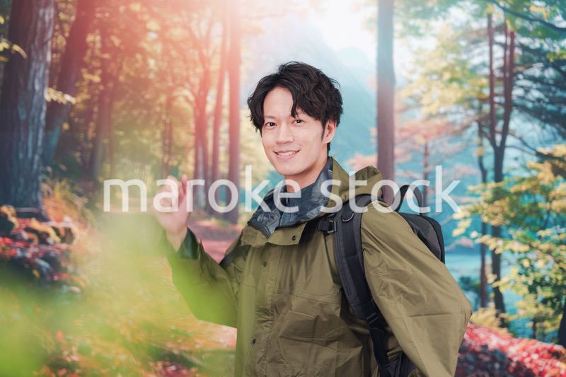 山登り・ハイキングをする若い男性