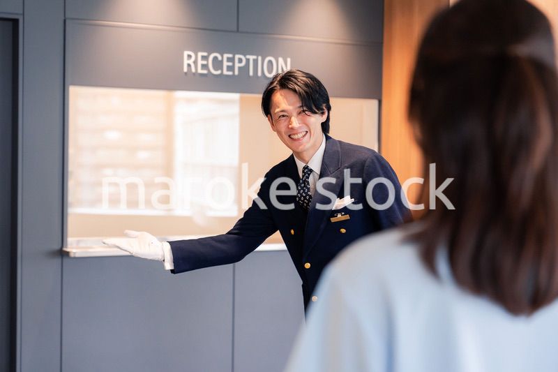 お客様の案内をするホテルマン