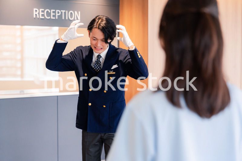 お客様にお詫びをするホテルスタッフ