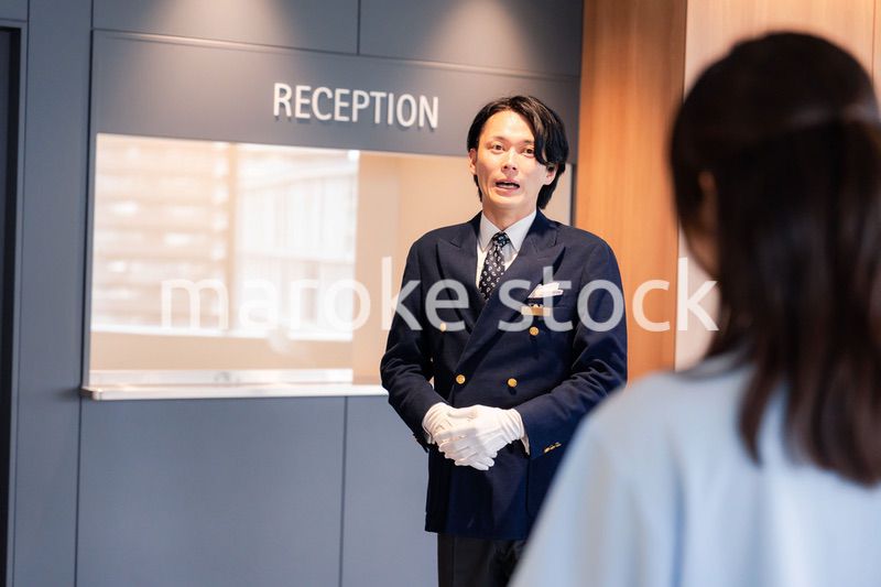 お客様にお詫びをするホテルスタッフ