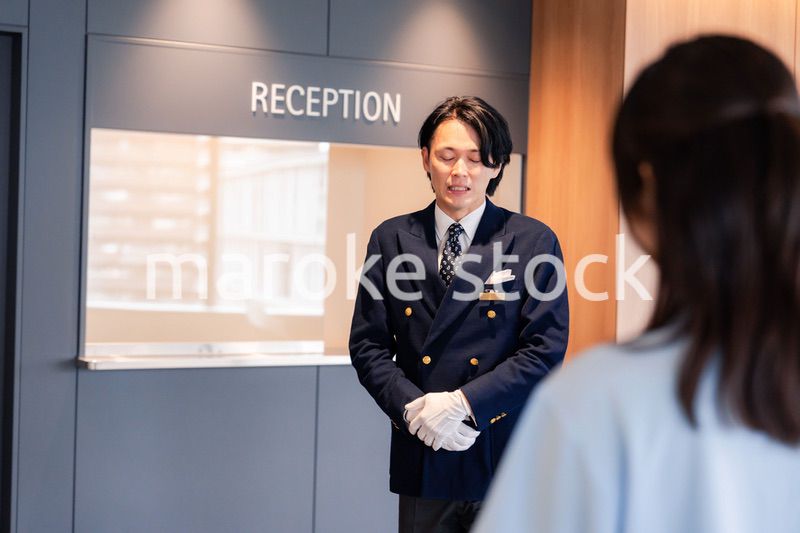 お客様にお詫びをするホテルスタッフ