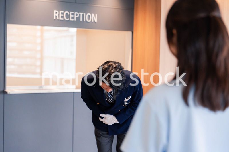 お客様にお詫びをするホテルスタッフ