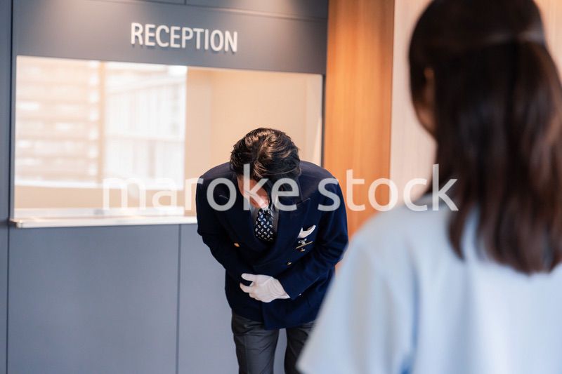 お客様にお詫びをするホテルスタッフ