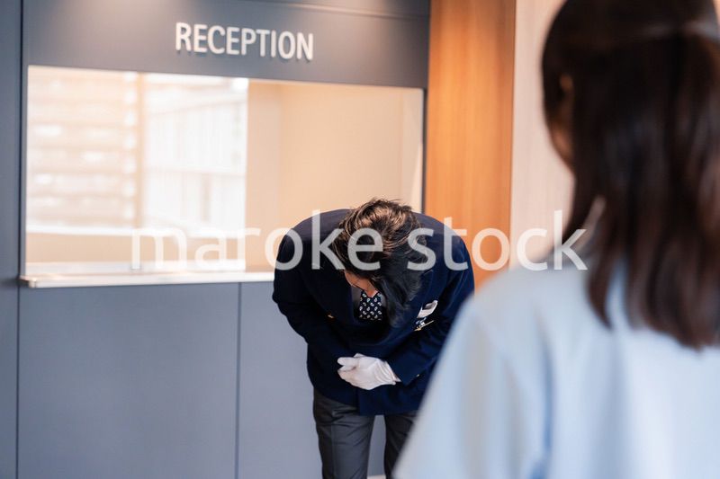 お客様にお詫びをするホテルスタッフ