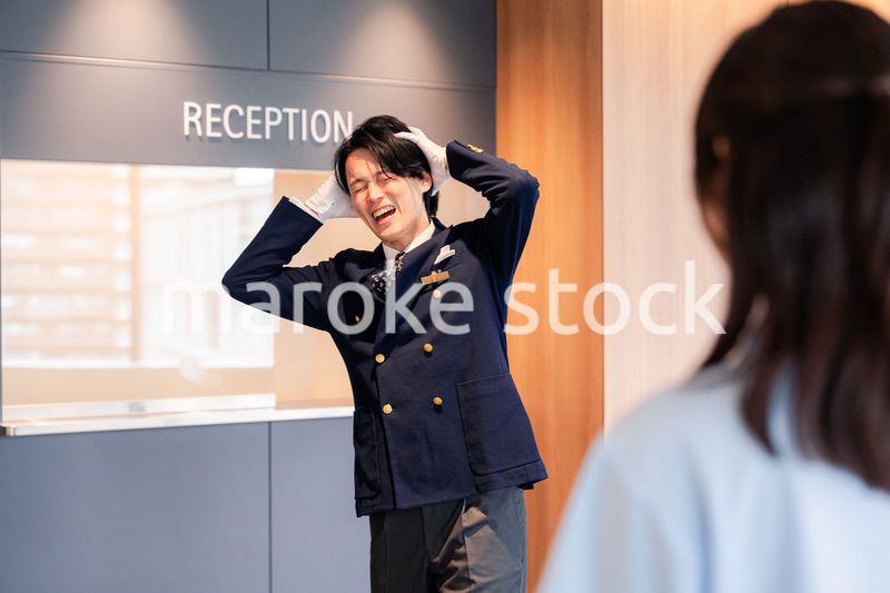 お客様にお詫びをするホテルスタッフ