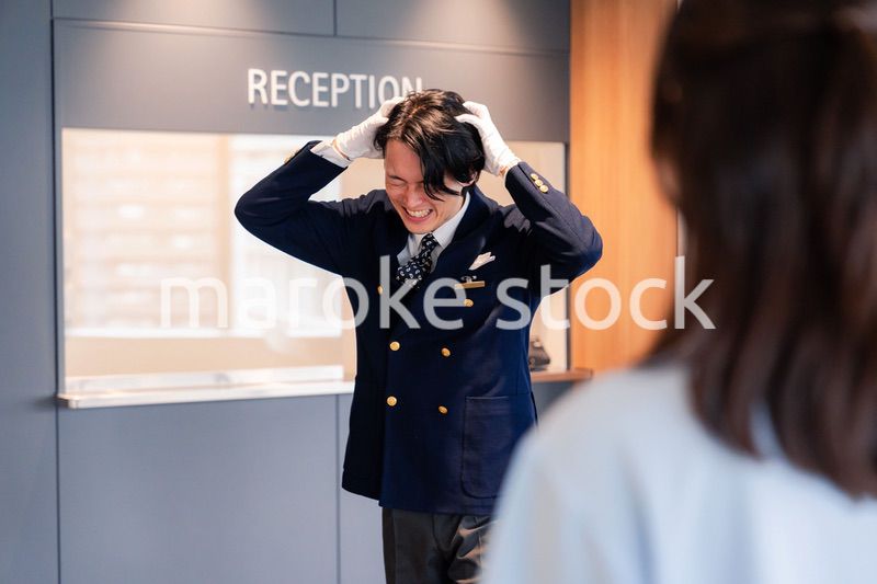 お客様にお詫びをするホテルスタッフ