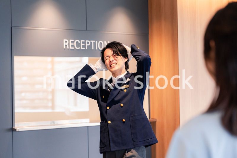 お客様にお詫びをするホテルスタッフ