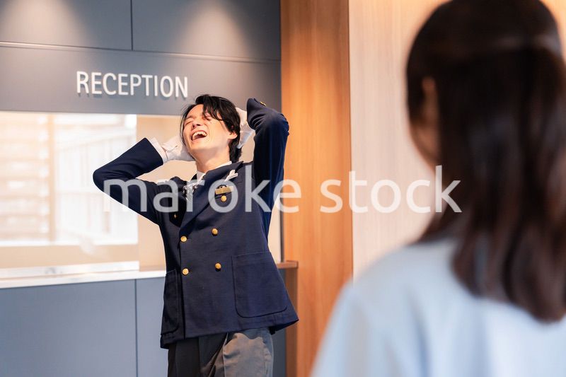 お客様にお詫びをするホテルスタッフ