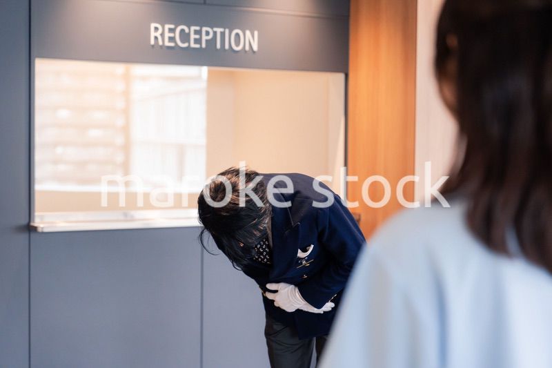 お客様にお詫びをするホテルスタッフ