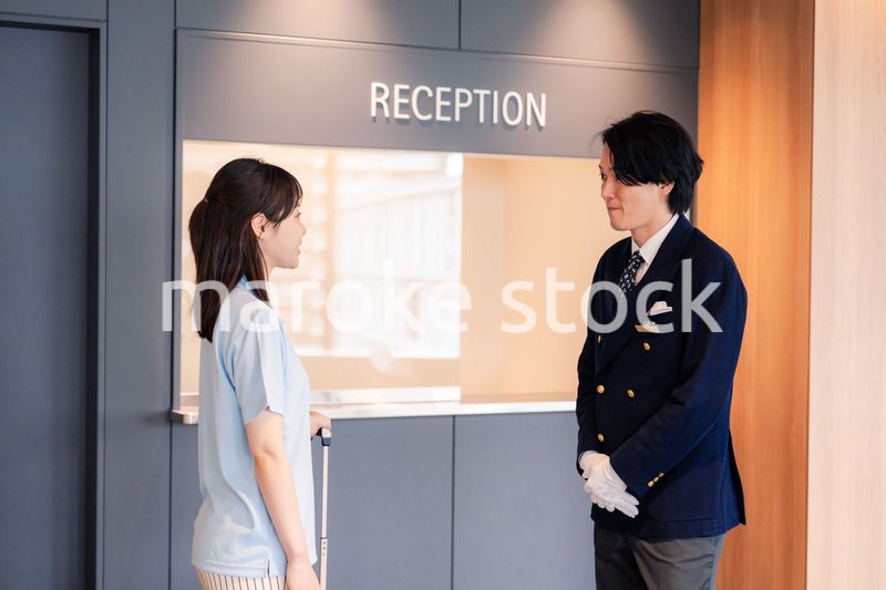 お客様の案内をするホテルマン