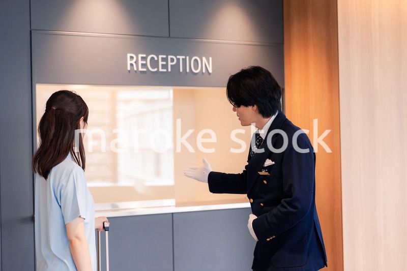 お客様の案内をするホテルマン