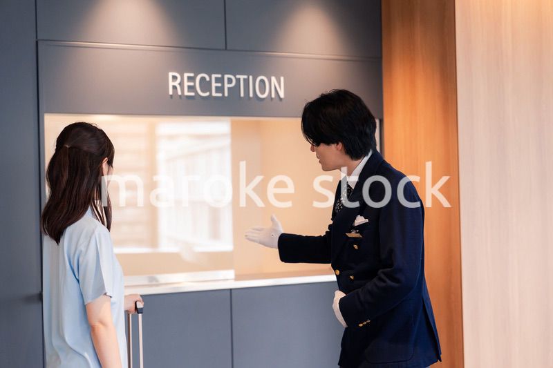 お客様の案内をするホテルマン