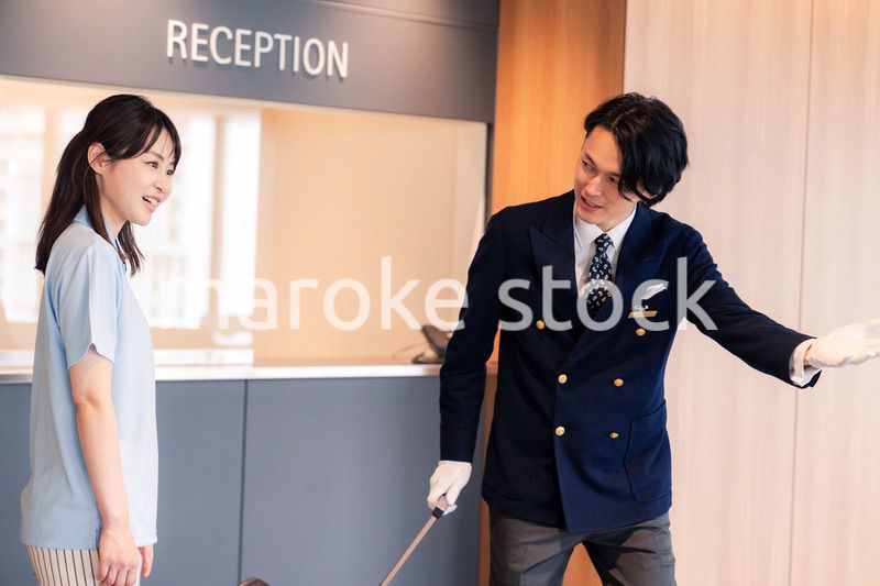 お客様の案内をするホテルマン