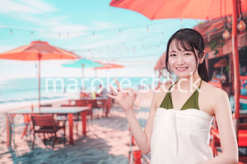 真夏のリゾートを水着で楽しむ若い女性