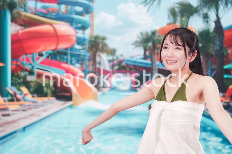 真夏のリゾートを水着で楽しむ若い女性