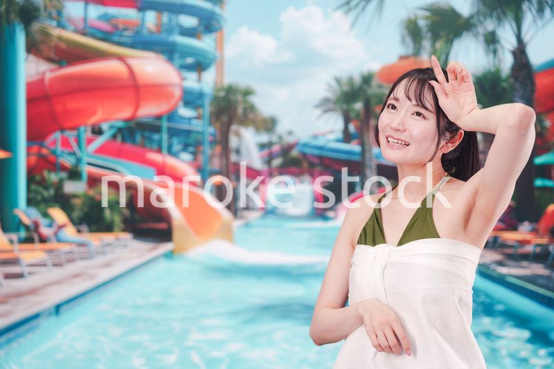 真夏のリゾートを水着で楽しむ若い女性