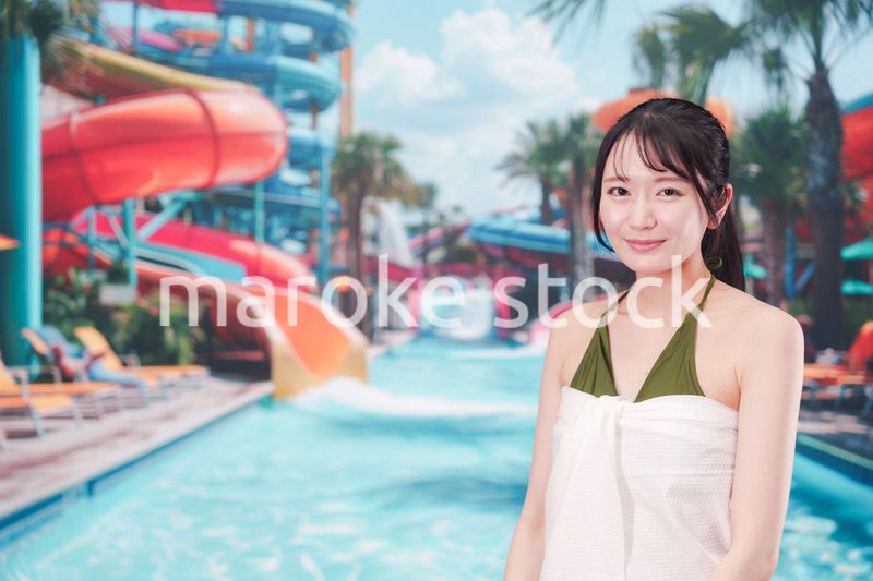 真夏のリゾートを水着で楽しむ若い女性