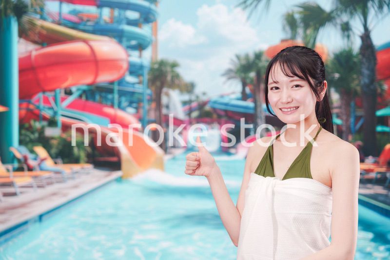 真夏のリゾートを水着で楽しむ若い女性