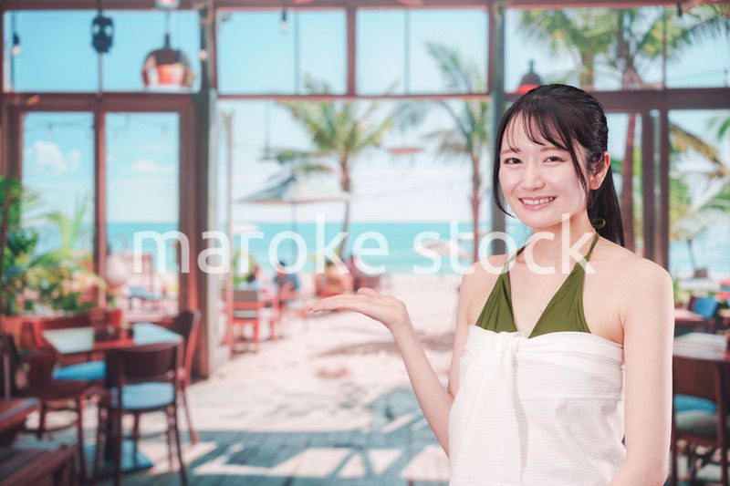 真夏のリゾートを水着で楽しむ若い女性