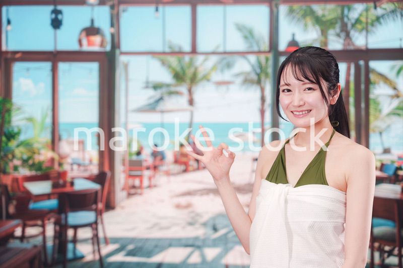 真夏のリゾートを水着で楽しむ若い女性