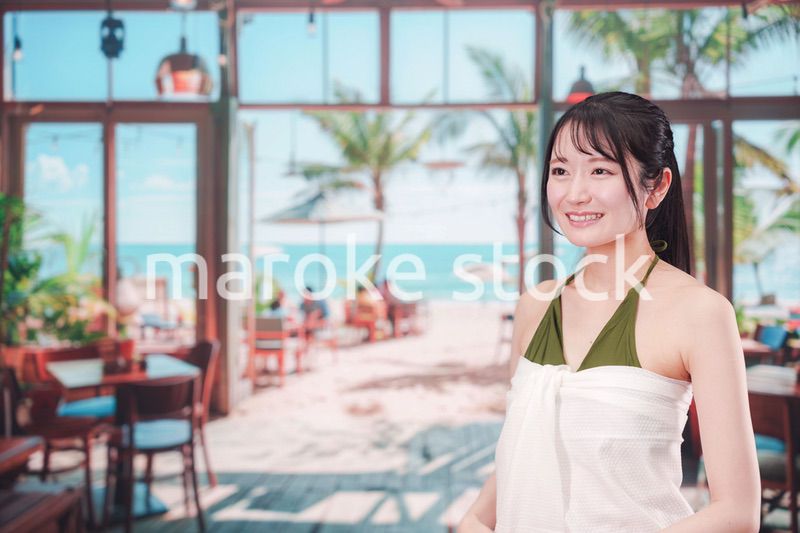 真夏のリゾートを水着で楽しむ若い女性