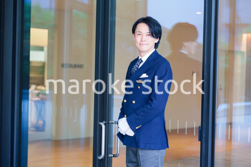笑顔で接客をするホテルマンの男性