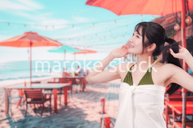 真夏のリゾートを水着で楽しむ若い女性