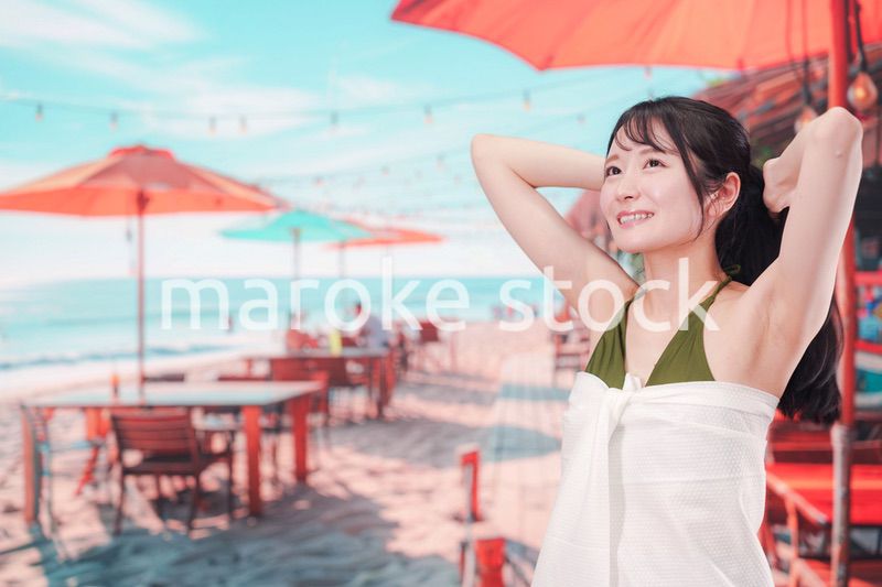 真夏のリゾートを水着で楽しむ若い女性