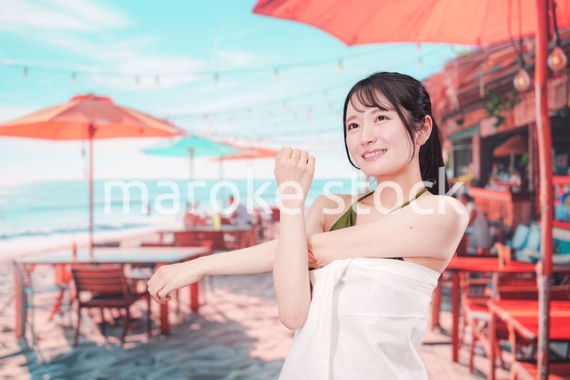 真夏のリゾートを水着で楽しむ若い女性