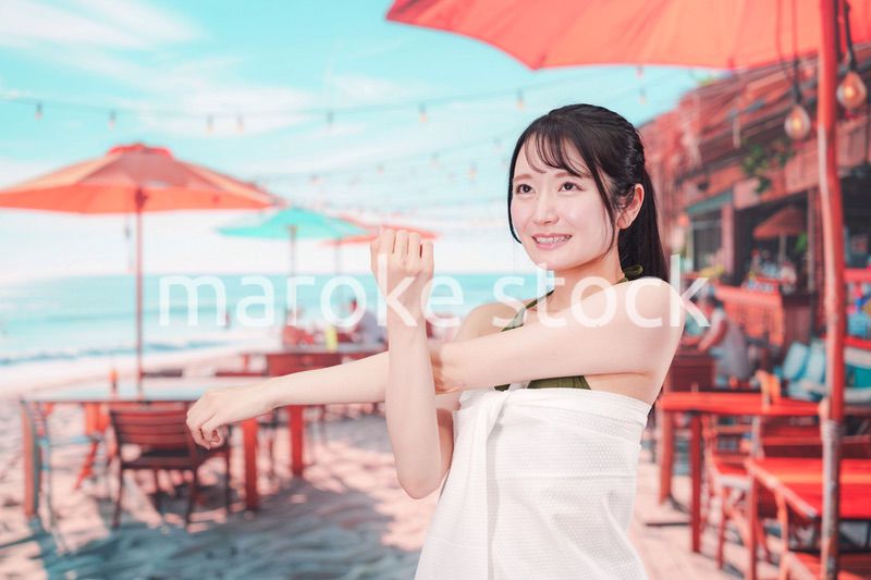 真夏のリゾートを水着で楽しむ若い女性