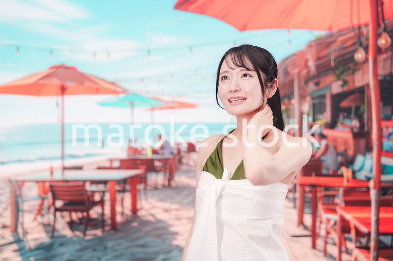 真夏のリゾートを水着で楽しむ若い女性